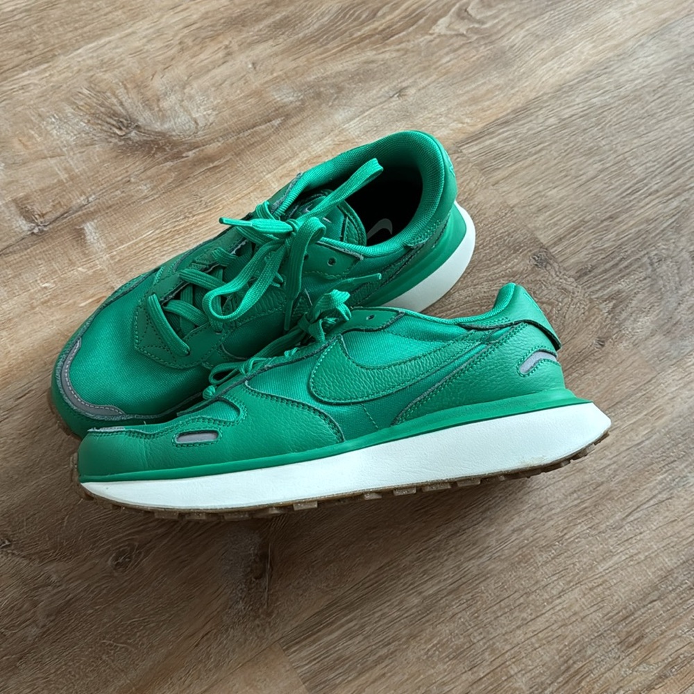 Vintage all green Nike sneakers never worn! - Picture 2 of 3
